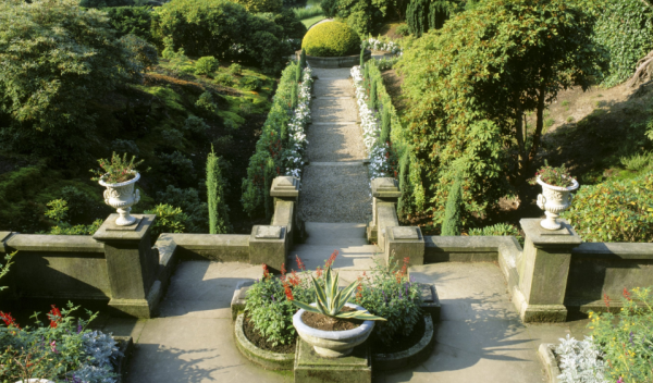 Taman berkelas dengan taman berbatu dan tanaman topiari